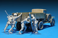 1/35 Mini Art - Pushing Soviet Soldiers - 35137 - MPM Hobbies