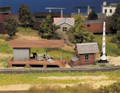 O Bachmann Loading Platform and Crossing Shanty 45977 - MPM Hobbies