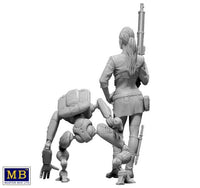 1/24 Master Box - Female Warrior Holding Machine Gun & Fighting Robot 24035 - MPM Hobbies