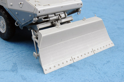 1/35 Trumpeter M1132 Stryker Engineer Squad Vehicle w/LWMR-Mine Roller/SOB - 1574