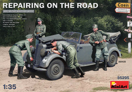 1/35 Mini Art - Repairing On The Road - 35295