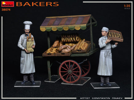 1/35 Mini Art - Bakers w/Bread & Cart - 38074