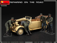 1/35 Mini Art - Repairing On The Road - 35295