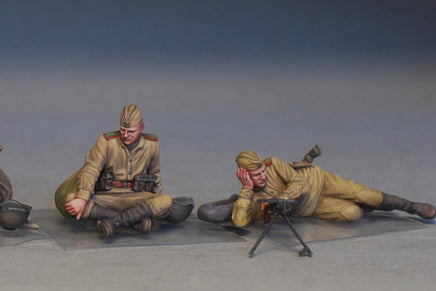 1/35 Mini Art - Soviet Soldiers Taking A Break - 35233