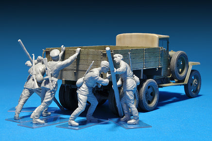 1/35 Mini Art - Pushing Soviet Soldiers - 35137