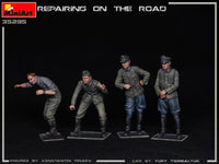1/35 Mini Art - Repairing On The Road - 35295