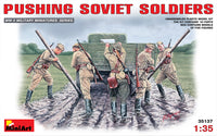 1/35 Mini Art - Pushing Soviet Soldiers - 35137