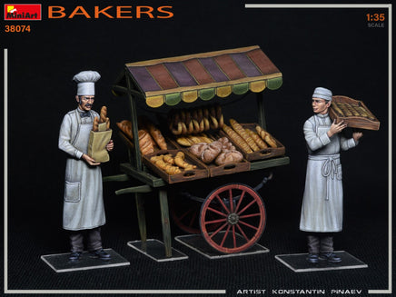 1/35 Mini Art - Bakers w/Bread & Cart - 38074