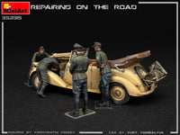 1/35 Mini Art - Repairing On The Road - 35295