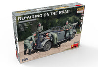 1/35 Mini Art - Repairing On The Road - 35295