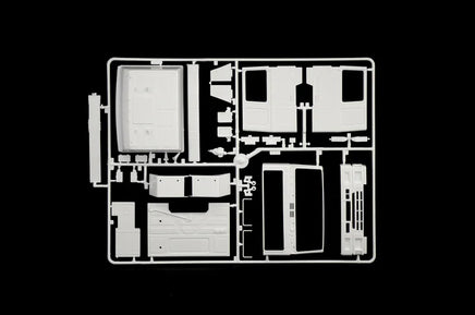 1/24 Italeri Volvo F16 Globetrotter Canvas Truck with Elevator 3945