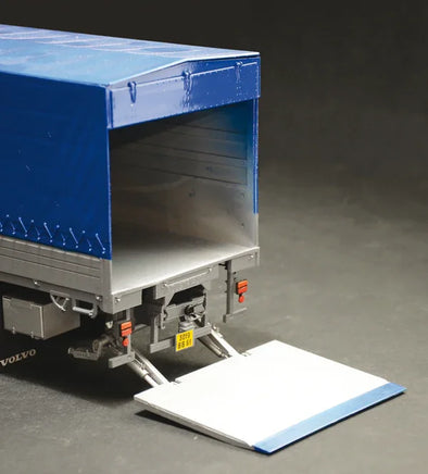 1/24 Italeri Volvo F16 Globetrotter Canvas Truck with Elevator 3945
