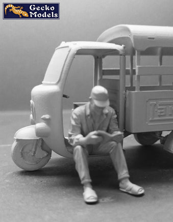1/35 Gecko Models 60s & 70s Saigon Shuttle Motor-Tricycle Depot & Driver Plastic Model Kit 35GM0113