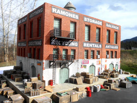 HO Downtown Deco Ramones Storage & Salvage - DD1073