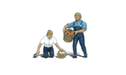 G Woodland Scenic Accents Gus & Gertie Gardener A2541