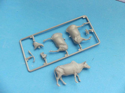 1/35 Gecko Models Vietnamese Farmer Cattle Cart Set 35GM0110