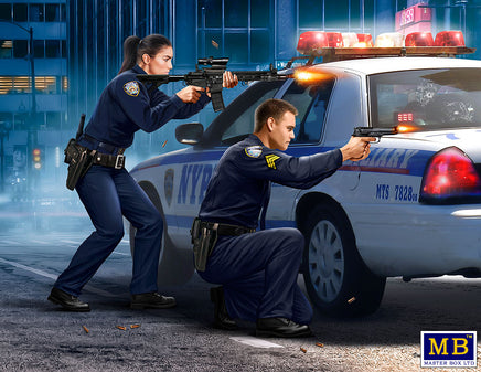 1/24 Master Box The Heist Series Kit #1: Sgt. Jack Melgoza and Patrolman Sally Taylor 24064