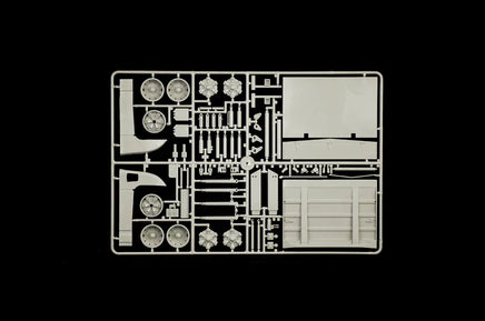 1/24 Italeri Volvo F16 Globetrotter Canvas Truck with Elevator 3945