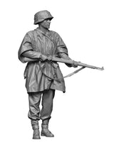 1/35 H3 Models WWII Waffen SS Soldier Wearing Phancho2 35133