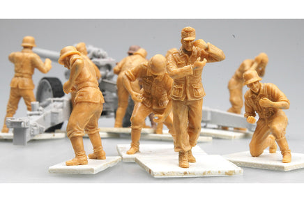 1/35 Trumpeter German s.FH 18 Field Howitzer Gun Crew Ammo Supplied Team - 00426