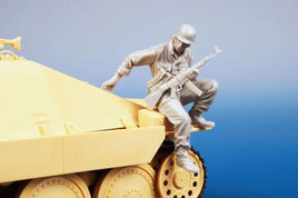 1/35 CMK German Infantryman Carried on Hetzer 1944/45 1/35 Resin Figure Model Kit