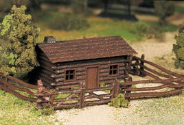 O Bachmann Log Cabin with Rustic Fence 45982 - MPM Hobbies